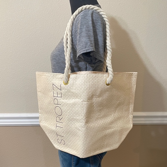 St. Tropez Handbags - NWT St. Tropez Lightweight Off-White Beach Tote
